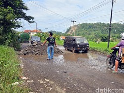 Kesalnya Warga Benteng Sukabumi, Jalan Rusak Imbas Dilintasi Mobil Besar