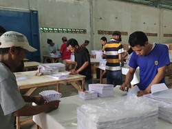 Suasana Pelipatan Surat Suara Pemilu 2024 di Lebak Banten