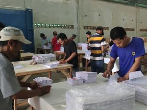 Suasana Pelipatan Surat Suara Pemilu 2024 di Lebak Banten Suasana Pelipatan Surat Suara Pemilu 2024 di Lebak Banten