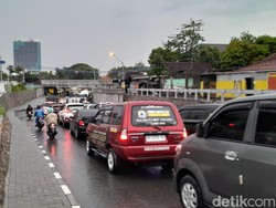 Ada Pemasangan Retaining Wall, Lalu Lintas Viaduk Gilingan Padat Sore Ini