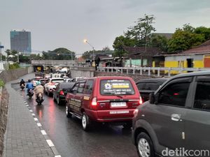 Ada Pemasangan Retaining Wall, Lalu Lintas Viaduk Gilingan Padat Sore Ini Ada Pemasangan Retaining Wall, Lalu Lintas Viaduk Gilingan Padat Sore Ini
