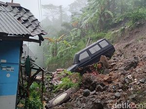 Longsor di Kulon Progo, Mobil Kijang Terperosok dari Tebing Setinggi 25 Meter