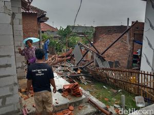 60 Rumah di Juntinyuat Indramayu Rusak Diterjang Puting Beliung 60 Rumah di Juntinyuat Indramayu Rusak Diterjang Puting Beliung