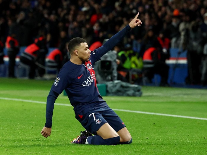Soccer Football - Trophee des Champions - Paris St Germain v Toulouse - Parc des Princes, Paris, France - January 3, 2024 Paris St Germains Kylian Mbappe celebrates scoring their second goal REUTERS/Stephanie Lecocq