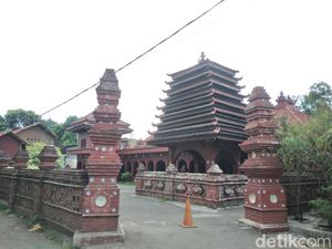 Masjid Merah Kedung Menjangan, Dibangun dalam 100 Hari-Azan Pakai Lubang