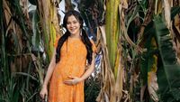 8 Foto Pemotretan Kehamilan Bella Bonita Berkonsep Unik, Nuansa Pedesaan
