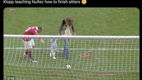 Meme lain yang mengibaratkan Darwin Nunez harus diajari untuk memasukkan bola ke dalam gawang kosong yang berada tepat di depannya. Foto: dok. Internet/X (Twitter)