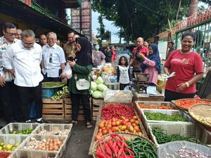 Blusukan ke Pasar Palmerah, Mendag Traktir Warga Beli Cabai-Ayam Blusukan ke Pasar Palmerah, Mendag Traktir Warga Beli Cabai-Ayam