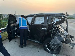 Menanti Titik Temu PO Haryanto Seruduk Pajero di Tol Batang Menanti Titik Temu PO Haryanto Seruduk Pajero di Tol Batang