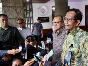 Mahfud Kembali Kunjungi Gereja Katedral Mahfud Kembali Kunjungi Gereja Katedral