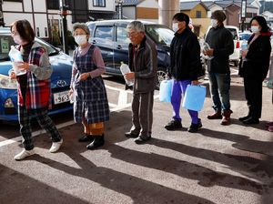Musim Dingin, Korban Gempa Jepang Antre Ambil Air Panas Musim Dingin, Korban Gempa Jepang Antre Ambil Air Panas
