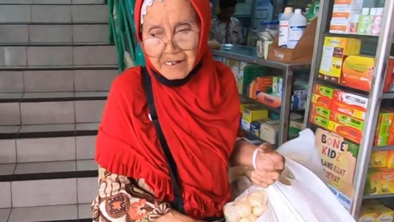 Perjuangan Nenek Solati Tak Lelah Jual Kerupuk di Usia Hampir Seabad