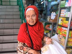 Perjuangan Nenek Solati Tak Lelah Jual Kerupuk di Usia Hampir Seabad