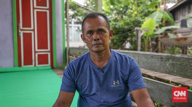 Suratno, Kepala desa Teluk Aur, Kapuas Hulu, Kalimatan Barat Suratno, Kepala desa Teluk Aur, Kapuas Hulu, Kalimatan Barat