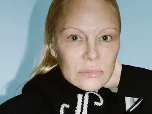 Foto Pamela Anderson Tanpa Makeup Jadi Model Fashion, Alis Tipis Segaris Foto Pamela Anderson Tanpa Makeup Jadi Model Fashion, Alis Tipis Segaris