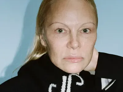 Foto Pamela Anderson Tanpa Makeup Jadi Model Fashion, Alis Tipis Segaris