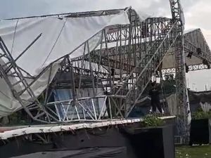 Hujan Disertai Angin Robohkan Panggung Gebyar Sholawat di Lamongan Hujan Disertai Angin Robohkan Panggung Gebyar Sholawat di Lamongan