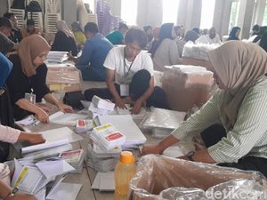 Senyum Seri Setia Dapat Cuan dari Lipat Surat Suara Pemilu 2024