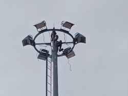 Heboh Pria ODGJ Panjat Tiang-Rusak Lampu Sorot Anjungan Cempae Parepare