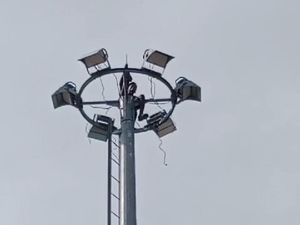 Heboh Pria ODGJ Panjat Tiang-Rusak Lampu Sorot Anjungan Cempae Parepare Heboh Pria ODGJ Panjat Tiang-Rusak Lampu Sorot Anjungan Cempae Parepare