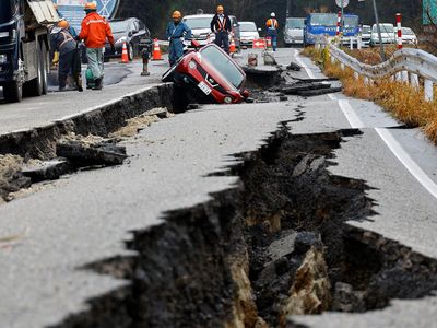 Penampakan Lebarnya Retakan Jalan di Jepang Usai Diguncang Gempa