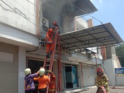 3 Ruko di Surabaya Terbakar, Api Diduga gegara Korsleting AC