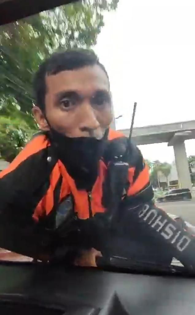 Petugas dishub nemplok di kap mobil viral (tangkapan layar)