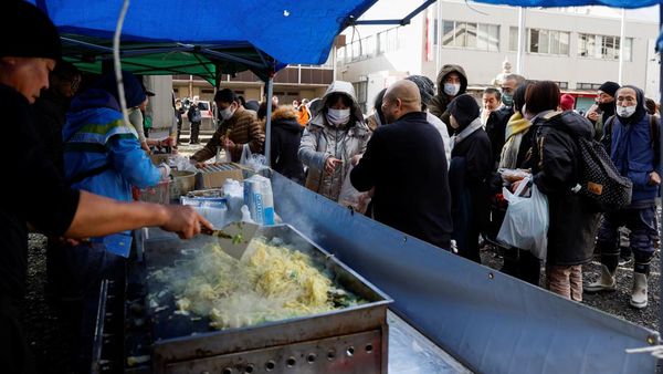 Potret Korban Gempa Jepang Antre Makanan Gratis