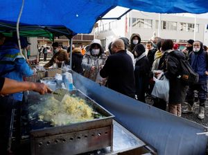 Potret Korban Gempa Jepang Antre Makanan Gratis Potret Korban Gempa Jepang Antre Makanan Gratis