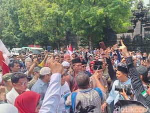 Massa Desak Badan Kehormatan DPD RI Tindak Arya Wedakarna Terkait Ucapan SARA Massa Desak Badan Kehormatan DPD RI Tindak Arya Wedakarna Terkait Ucapan SARA