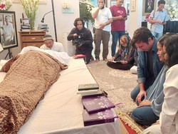 Tangis Putri Bungsu Rizal Ramli Pecah Saat Lihat Jenazah Sang Ayah