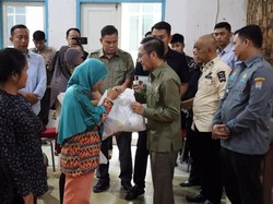Pemkot Palembang Bagikan 1.800 Paket Sembako Tekan Kemiskinan Ekstrem