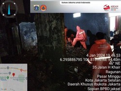Hujan Lebat, Rumah Kosong Tak Beratap di Pasar Minggu Roboh