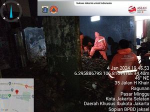 Hujan Lebat, Rumah Kosong Tak Beratap di Pasar Minggu Roboh Hujan Lebat, Rumah Kosong Tak Beratap di Pasar Minggu Roboh