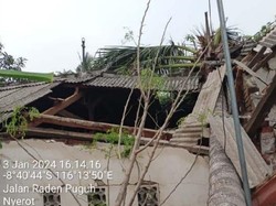 Rumah Lansia di Lombok Tengah Roboh Tertimpa Pohon, Timbulkan 2 Korban Luka