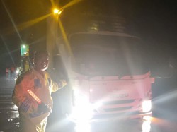 Cerita Satlantas Polres Pelalawan Kawal Logistik Pemilu Lewati Banjir di Jalintim