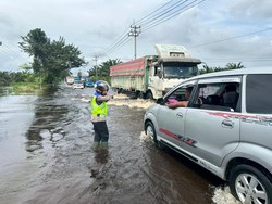 Jalintim di Pelalawan Buka Tutup Imbas Banjir, Banyak Kendaraan Mogok