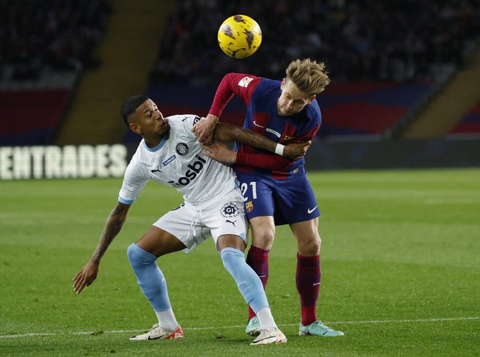 Soccer Football - LaLiga - FC Barcelona v Girona - Estadi Olimpic Lluis Companys, Barcelona, Spain - December 10, 2023 FC Barcelona's Frenkie de Jong in action with Girona's Savio REUTERS/Albert Gea