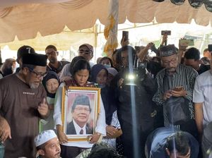 Hujan dan Isak Tangis Keluarga Iringi Pemakaman Rizal Ramli di TPU Jeruk Purut Hujan dan Isak Tangis Keluarga Iringi Pemakaman Rizal Ramli di TPU Jeruk Purut