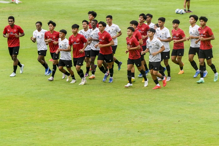 Pesepak bola Timnas U-20 Indonesia mengikuti sesi latihan di Lapangan ABC, Senayan, Jakarta, Kamis (4/1/2024). Timnas U-20 Indonesia melakukan pemusatan latihan hingga 28 Januari 2024 di Jakarta guna mempersiapkan Piala AFF U-19 2024 serta kualifikasi Piala Asia U-20 2025. ANTARA FOTO/Galih Pradipta/aww.