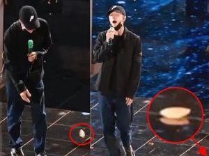 Viral Momen Canggung Nipple Patch Artis China Jatuh, Terinjak di Panggung Viral Momen Canggung Nipple Patch Artis China Jatuh, Terinjak di Panggung
