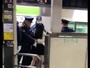 Wanita Muda Mengamuk dan Tusuk Penumpang Kereta di Jepang