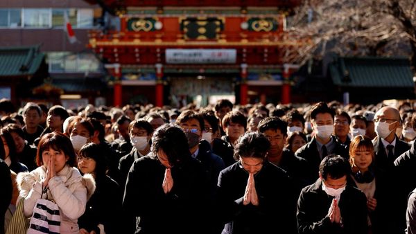 Warga Jepang Doa Bersama di Hari Pertama Kerja 2024
