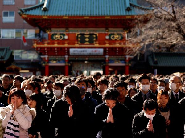 Warga Jepang Doa Bersama di Hari Pertama Kerja 2024