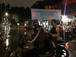 Kapolsek Mampang Tinjau Banjir, Sejumlah Jalan Dialihkan