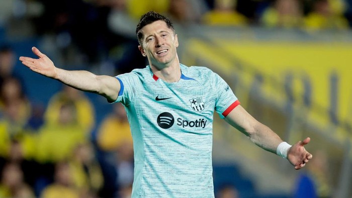 LAS PALMAS DE GRAN CANARIA, SPAIN - JANUARY 4: Robert Lewandowski of FC Barcelona  during the LaLiga EA Sports  match between Las Palmas v FC Barcelona at the Gran Canaria Stadium on January 4, 2024 in Las Palmas de Gran Canaria Spain (Photo by David S. Bustamante/Soccrates/Getty Images)
