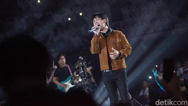 Aksi Panggung DMasiv di Resolusi Indonesia