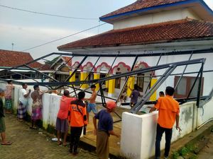 4 Rumah dan 1 Masjid di Pamekasan Rusak Diterjang Angin Kencang 4 Rumah dan 1 Masjid di Pamekasan Rusak Diterjang Angin Kencang