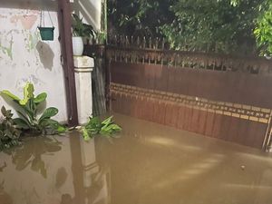 Banjir Rendam Rumah di Bakti Jaya Tangsel, Akses Masuk Perumahan Terputus