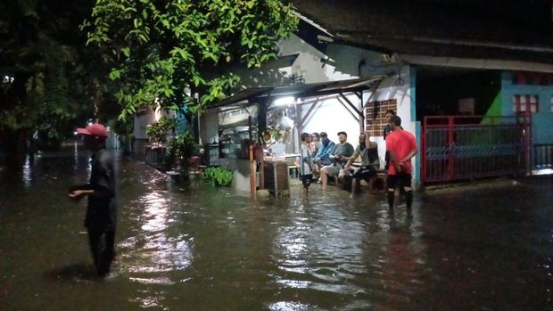 Banjir rendam perumahan Pamulang Indah MA malam ini. Kondisi per pukul 20.15 WIB (Andika/detikcom)